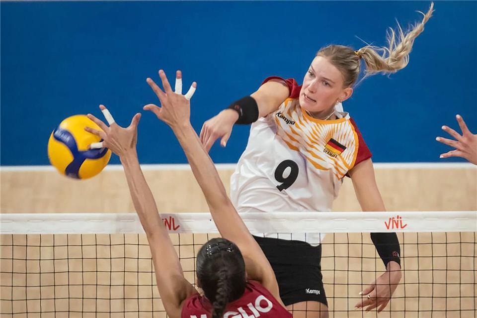 Lina Alsmeier (hinten) war gegen die Türkei zur Stelle. (Archivbild)-/volleyballworld/dpa
