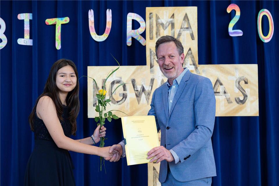 Ende einer Turbo-Schulzeit: Elfjährige bekommt Abi-Zeugnis Lina Heider ist gerade einmal elf Jahre alt - und hat schon ihr Abitur gemacht.Benjamin Westhoff/dpa