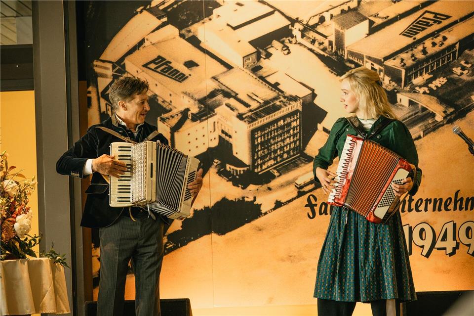 Linda Bierwirth (Jule Hermann) liefert sich ein Akkordeon-Battle mit ihrem Patenonkel Theo Meinhardt (Tobias Moretti).Marc Reimann/ZDF/dpa