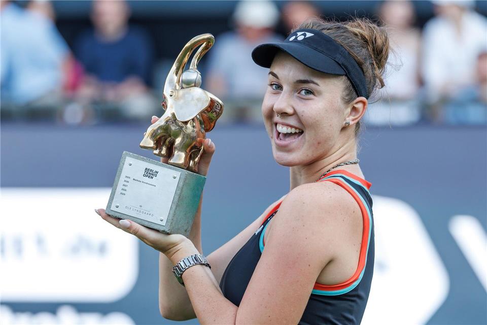 Linda Noskova durfte in Berlin gleich zweimal die Trophäe hochhalten.Andreas Gora/dpa
