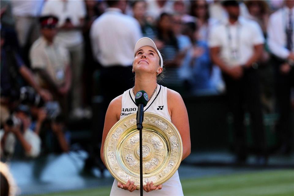 Linda Noskova kürt sich erstmals zur Wimbledon-Siegerin.Kin Cheung/AP/dpa