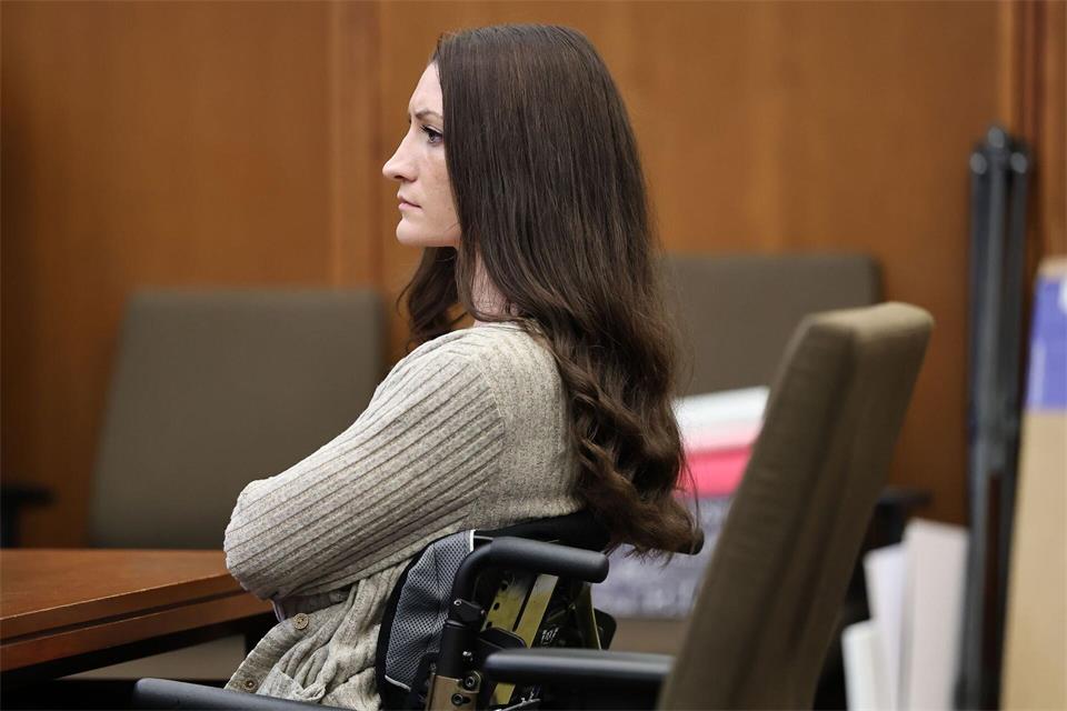 Lindsay C. steht wegen der Tötung ihrer drei kleinen Kinder vor Gericht.Greg Derr/Pool The Patriot Ledger/AP/dpa