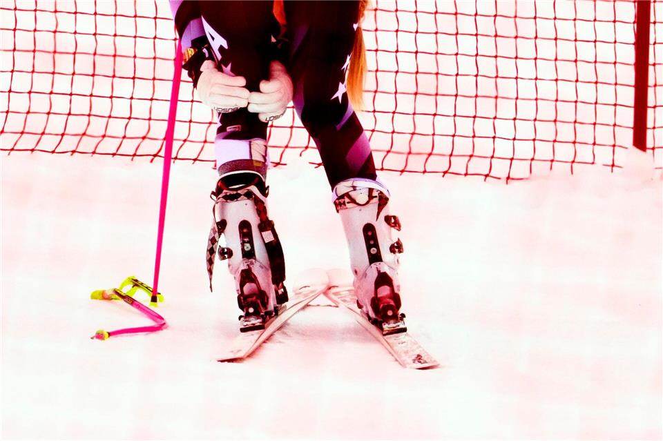 Lindsey Vonn hält sich nach ihrem Sturz in Crans-Montana das linke Knie.Jean-Christophe Bott/KEYSTONE/dpa