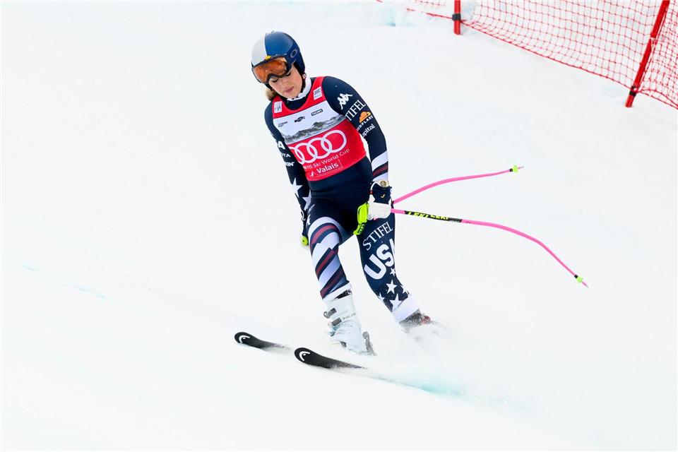 Lindsey Vonn rutscht nach ihrem Sturz in Crans-Montana langsam ins Ziel.Jean-Christophe Bott/KEYSTONE/dpa