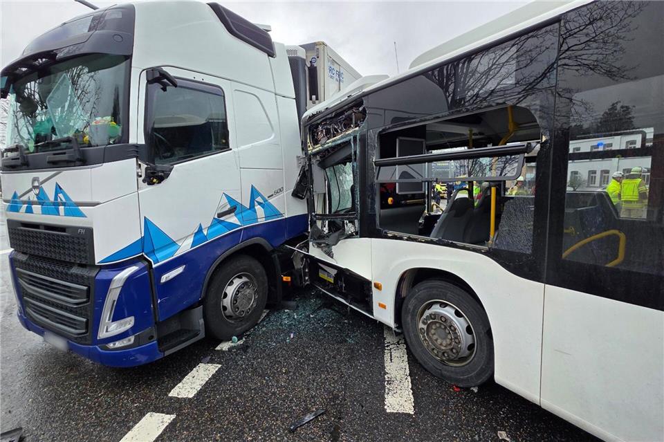Linienbus stößt mit Lastwagen zusammen: sechs Verletzte.Guido Schulmann/tv-niederrhein/dpa