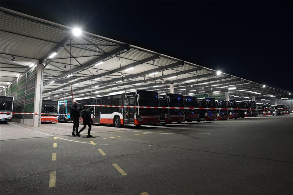 Linienbusse der Hamburger Hochbahn AG stehen auf dem Busbetriebshof Langenfelde.Marcus Brandt/dpa
