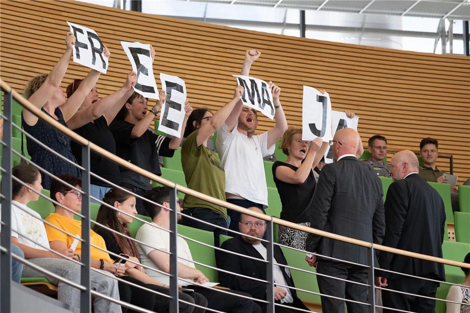 Linke Aktivisten stören mit Protestaktion Landtagssitzung Linke Aktivisten haben eine Sitzung des Sächsischen Landtages mit einer Protestaktion gestört. Sebastian Kahnert/dpa