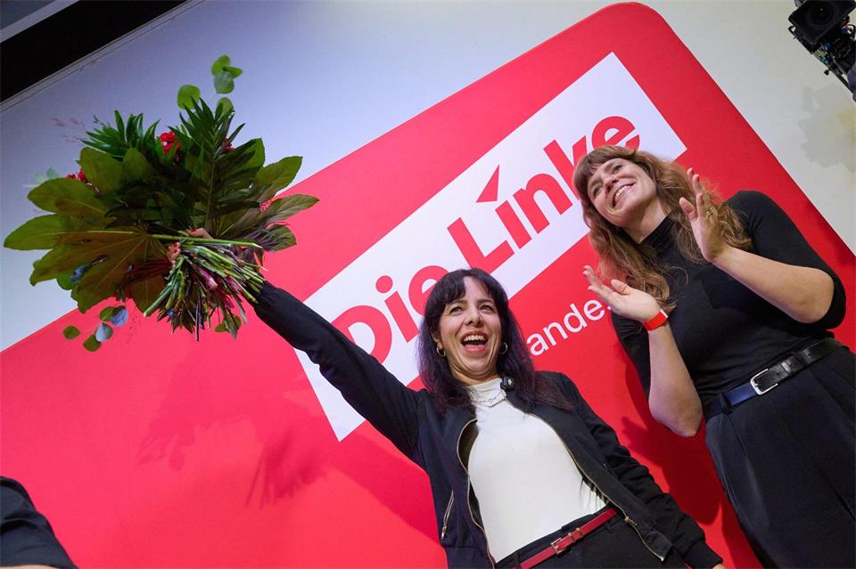 Linke-Fraktionschefin Elif Eralp (li.) will Regierende Bürgermeisterin in Berlin werden. Sebastian Gollnow/dpa