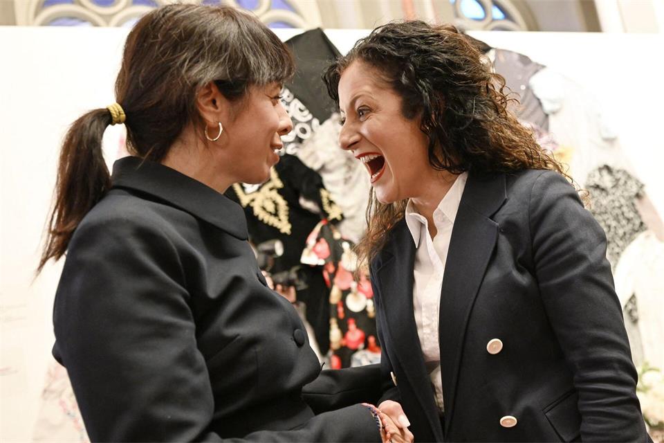 Linke-Fraktionsvorsitzene Elif Eralp (l) und Sozialsenatorin Cansel Kiziltepe (SPD).Jens Kalaene/dpa