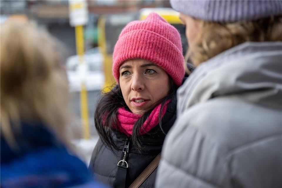 Linke-Spitzenkandidatin Elif Eralp fordert konsequentes Vorgehen gegen Vermieter, die ihre Räumpflichten vernachlässigen. (Archivbild)Christophe Gateau/dpa