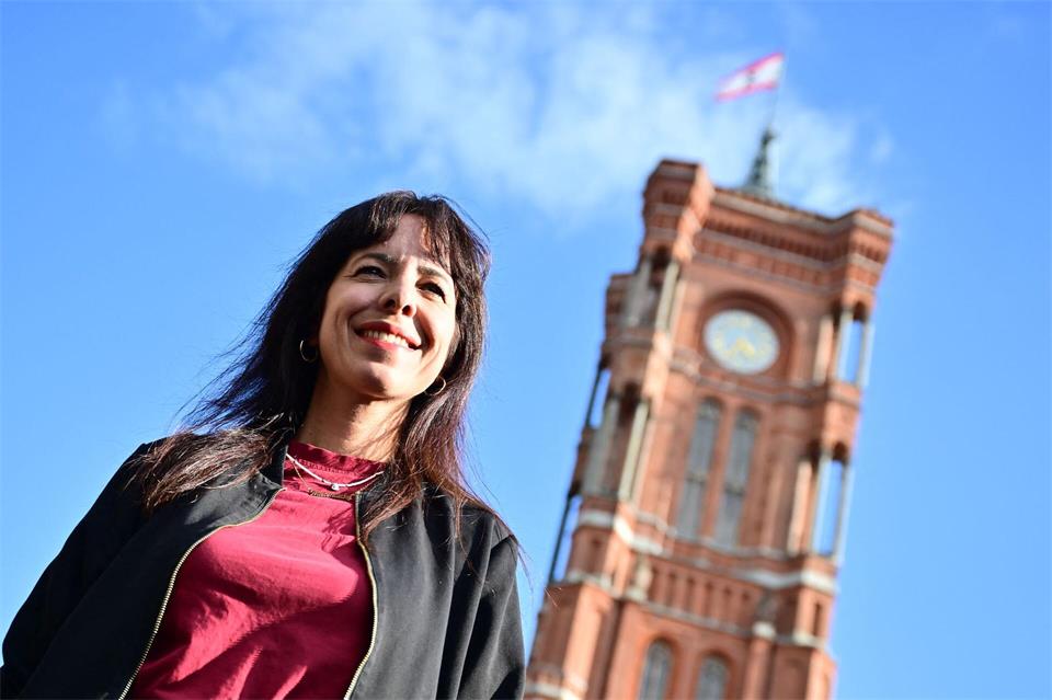 Linke-Spitzenkandidatin Elif Eralp will bei der Berlin-Wahl am Sonntag das Rote Rathaus erobern. Sebastian Gollnow/dpa