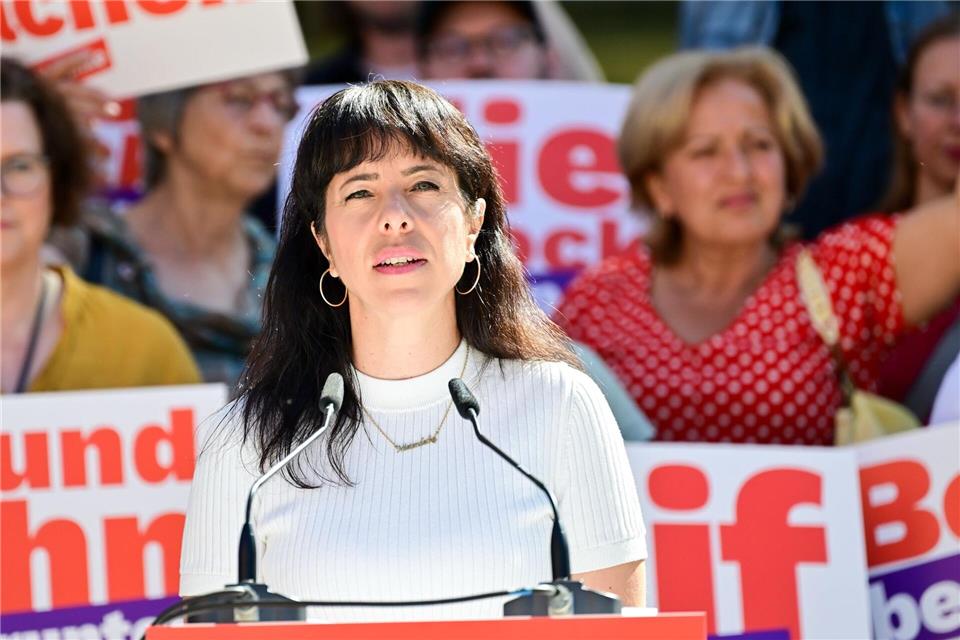 Linke-Spitzenkandidation Elif Eralp hat für die Abgeordnetenhauswahl das beste Ergebnis angekündigt, das die Partei in Berlin je erreicht hat. (Archivbild)Sebastian Christoph Gollnow/dpa