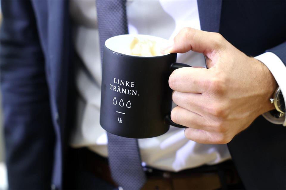 „Linke Tränen“ steht auf einer Tasse, mit der Ulrich Siegmund (AfD) zur konstituierenden Sitzung des Landtags von Sachsen-Anhalt kommt.Jan Woitas/dpa pool/dpa