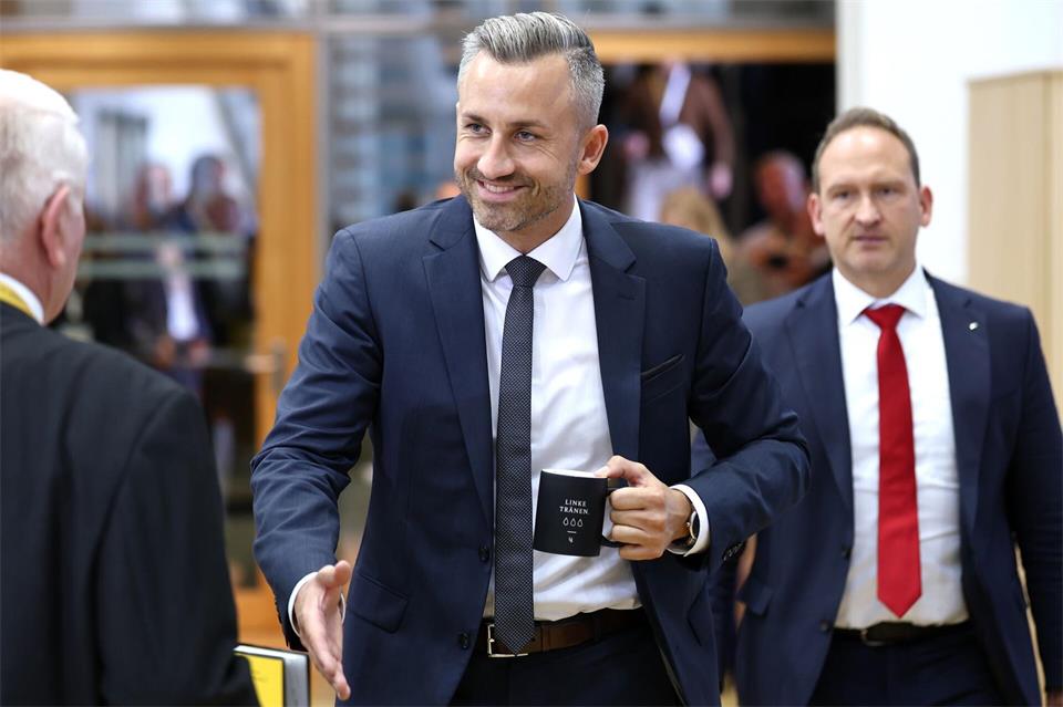 „Linke Tränen“ steht gut sichtbar auf der Tasse des AfD-Politikers. Jan Woitas/dpa pool/dpa