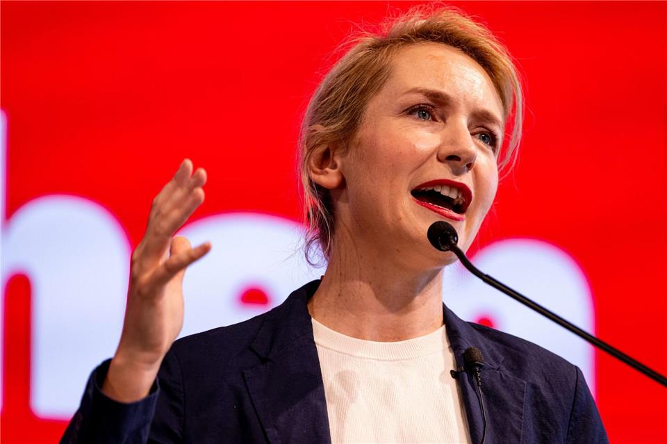 Linken-Bundesvorsitzende Ines Schwerdtner hat sich hinter die Berliner Linke-Spitzenkandidatin Elif Eralp gestellt. Fabian Sommer/dpa