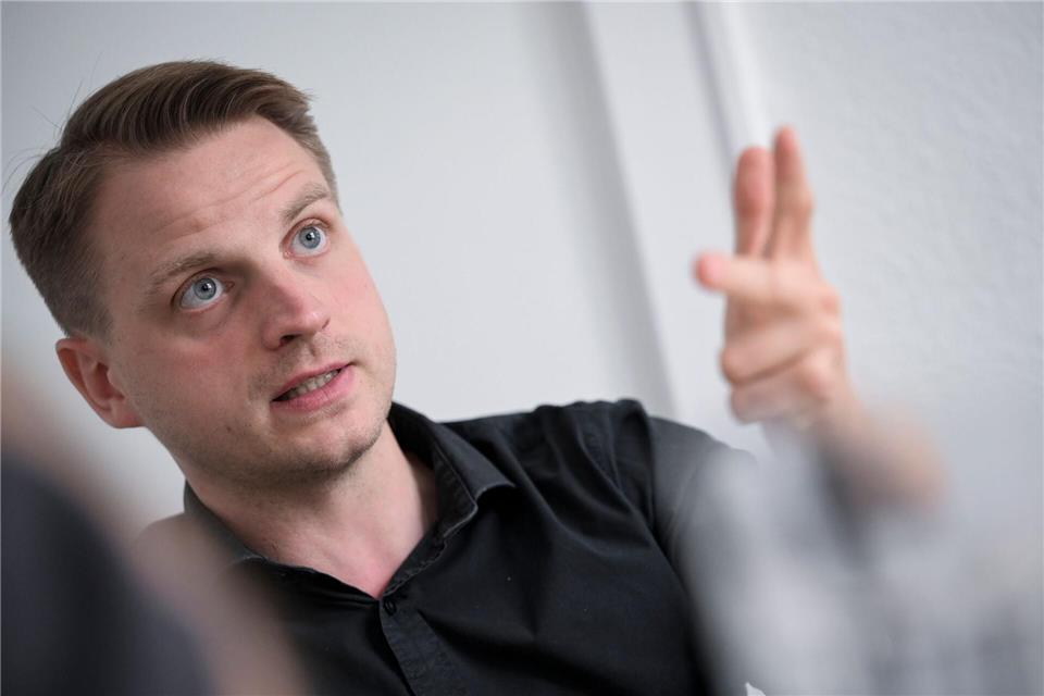 Linken-Chef Maximilian Schirmer nimmt sich ein Jahr vor der Abgeordnetenhauswahl das Thema Mieten und Wohnen vor. (Archivbild)Jens Kalaene/dpa