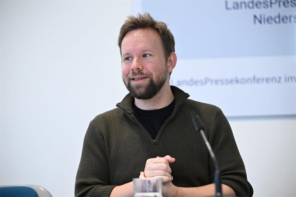 Linken-Co-Chef Thorben Peters hat derzeit viele unerfahrene Politiker und Politikerinnen in seiner Partei.Julian Stratenschulte/dpa