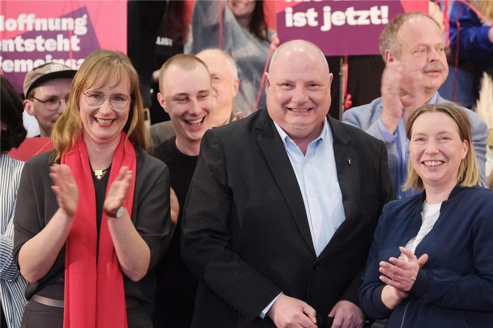 Linken-Fraktionschefin Eva von Angern (links) führt ihre Partei in den Landtagswahlkampf.Sebastian Willnow/dpa