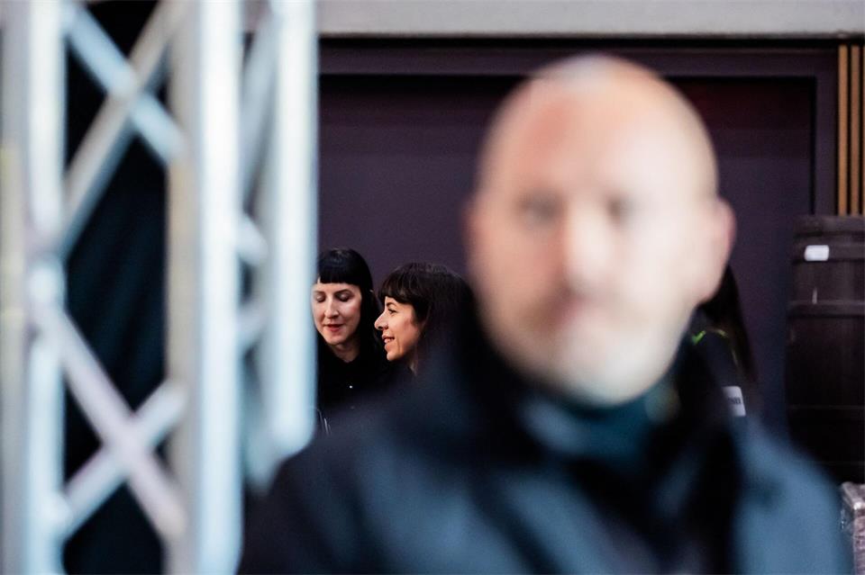 Linken-Fraktionsvorsitzende Elif Eralp (M) steht auf dem Parteitag unter Personenschutz. Christoph Soeder/dpa