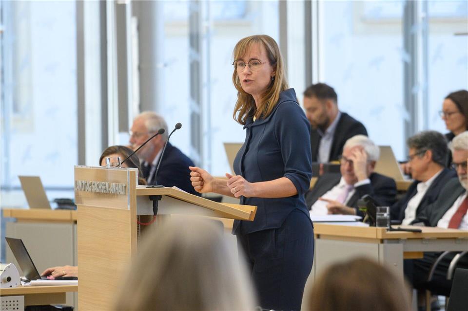 Linken-Fraktionsvorsitzende Eva von Angern warnt vor der Abwanderung von Erziehern in andere Bundesländer. Klaus-Dietmar Gabbert/dpa