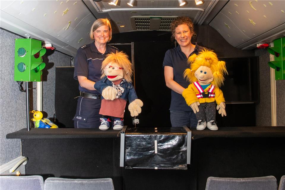 Links Iris Röckinghausen mit Seniorenpuppe Lisbeth und rechts Julia Nöthling mit Kinder-Puppe Frieda. Sie klären Kinder und Senioren unterhaltsam über Sicherheit im Straßenverkehr auf.