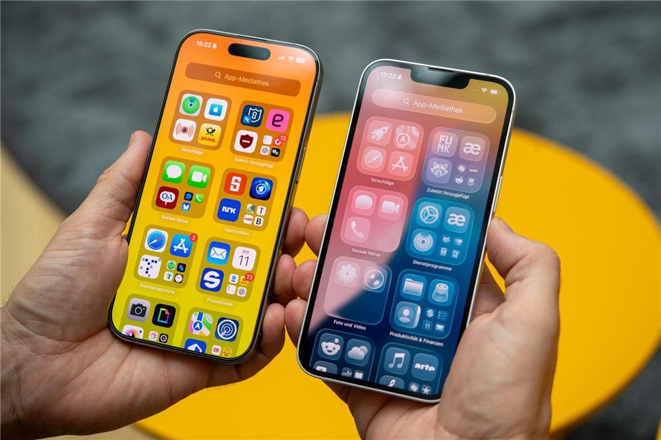 Links „alt“, rechts „neu“: iOS 26 arbeitet viel mit Transparenz-Effekten. Wer das nicht mag, kann es in den Bedienungshilfen reduzieren.Nico Tapia/dpa-tmn
