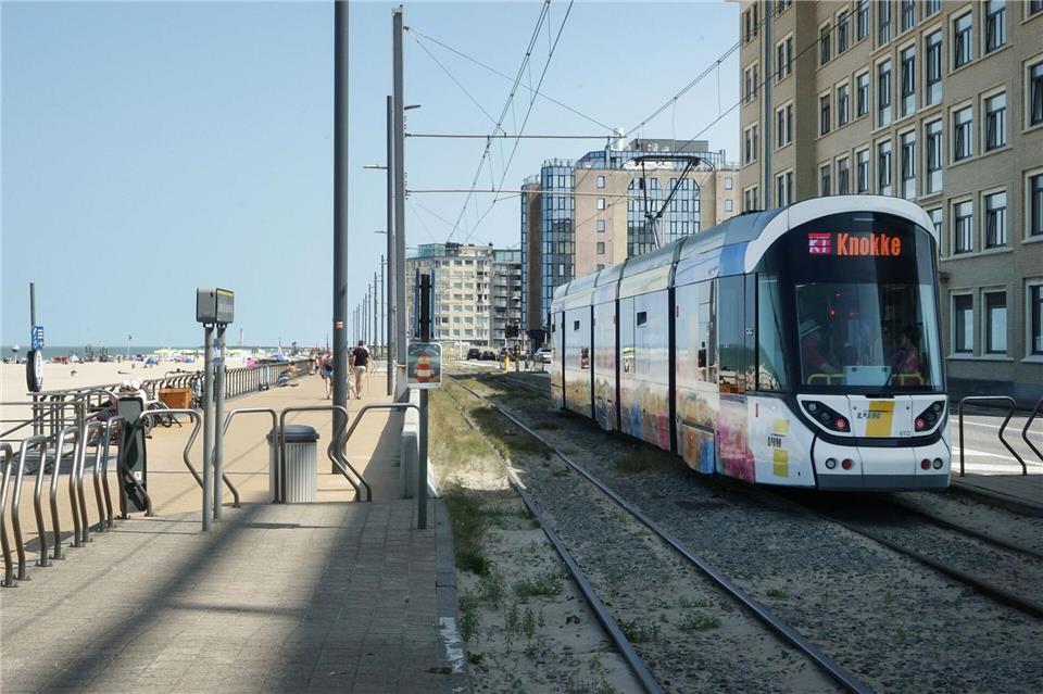 Links der Strand, rechts die Häuser - und dazwischen die Tram auf dem Weg nach Knokke. Stefan Weißenborn/dpa-tmn