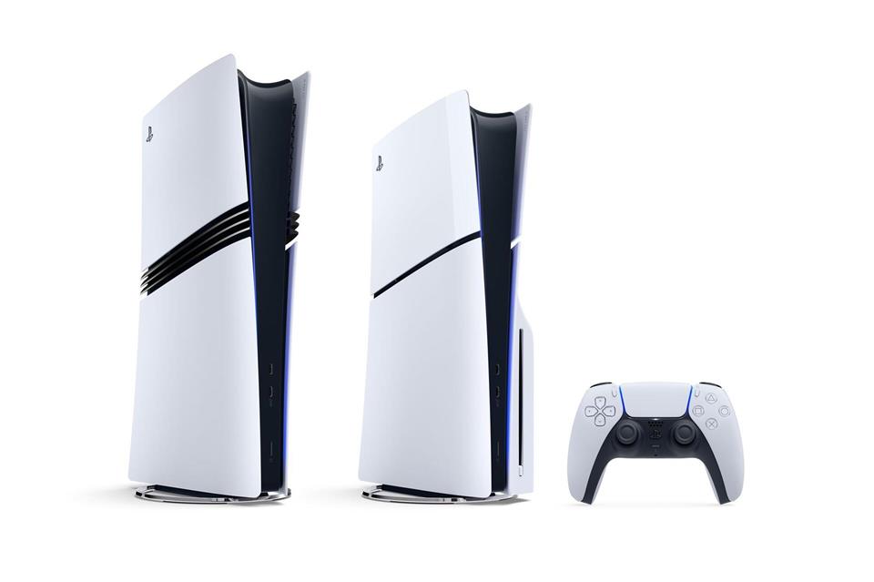 Links die neue PS5 Pro ohne Laufwerk, rechts die PS5 Slim mit Blu-ray-Laufwerk.Sony Interactive Entertainment/dpa-tmn