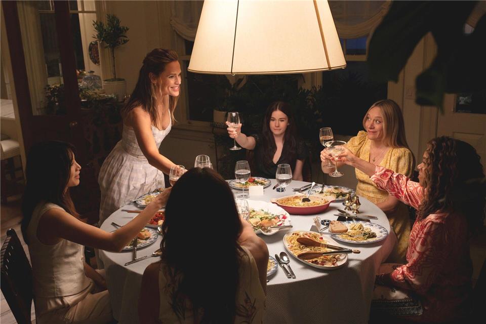 Links nach rechts: Gemma Chan als Gigi, Jennifer Garner als Hollis, Harlow Jane als Caroline, Chloë Sevigny als Tatum und Regina Hall als Dru-Ann in einer Szene aus „The Five-Star Weekend“. Die achtteilige TV-Serie ist ab 25. Juli bei Sky zu sehen.Adam Rose/Peacock/Universal/dpa