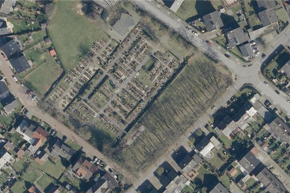 Links oberhalb des Friedhofs befindet sich die Freifläche, die für Wohnbebauung weichen könnte. Die Fläche rechts neben dem Friedhof an der Straße Friedholt scheidet aus Verwaltungssicht wegen des Baumbestands aus. 
