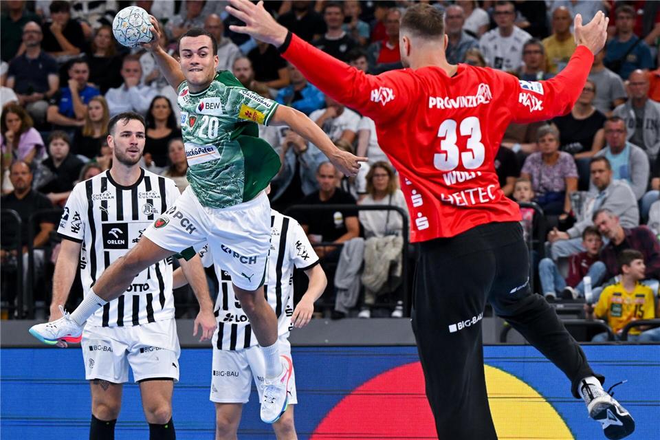 Linksaußen Tim Freihöfer steigt zum Wurf gegen Nationalkeeper Andreas Wolff hoch.Sven Hoppe/dpa