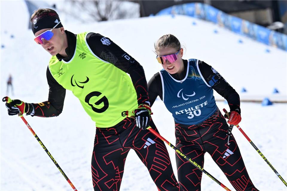 Linn Kazmaier (r) und Guide Florian Baumann. (Archivbild)Martin Schutt/dpa