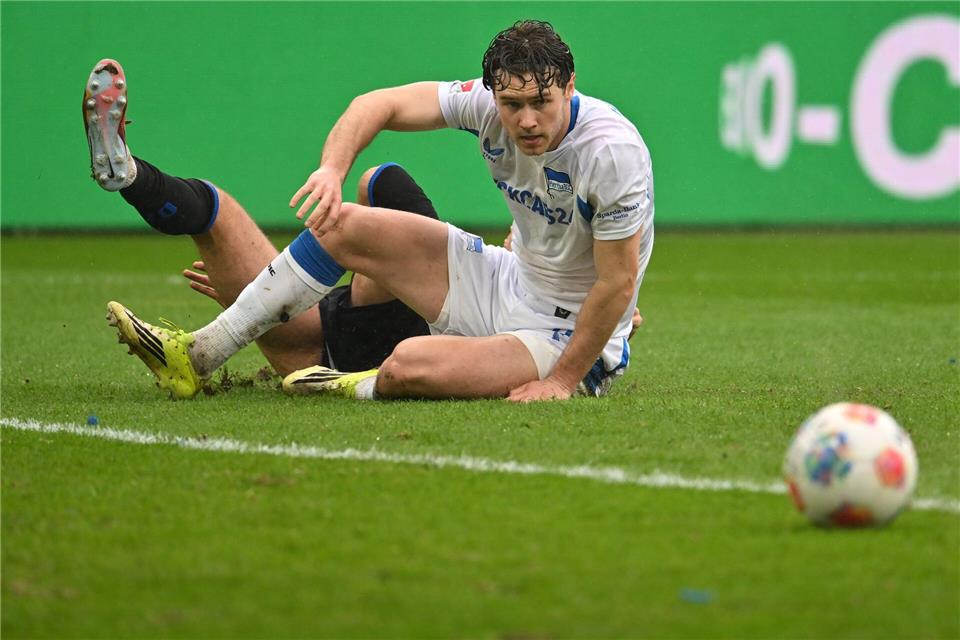 Linus Gechter und Hertha BSC in Paderborn am Boden.Swen Pförtner/dpa