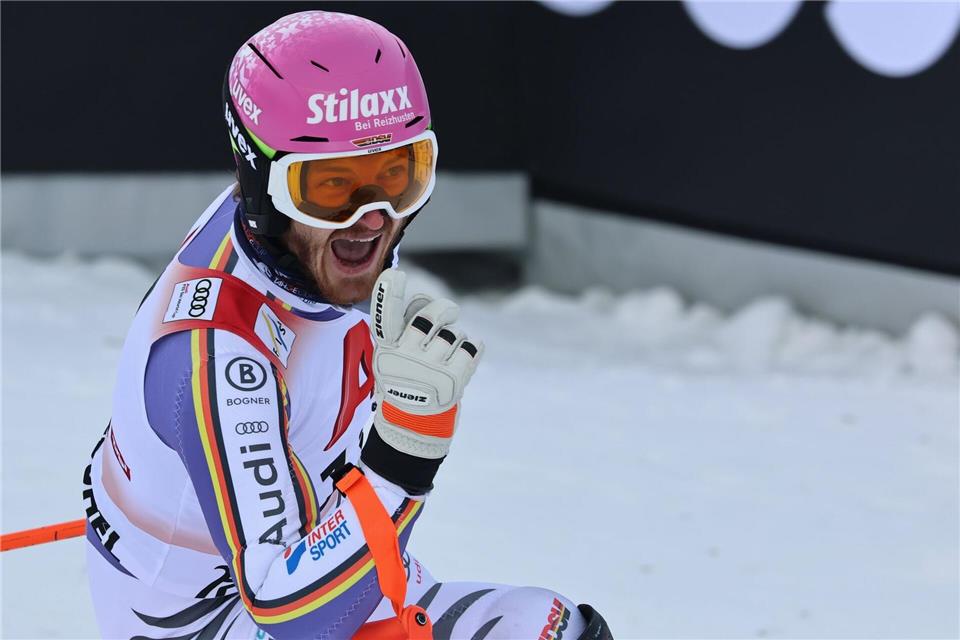 Linus Straßer jubelt über Platz drei im Slalom von Kitzbühel.Marco Trovati/AP/dpa