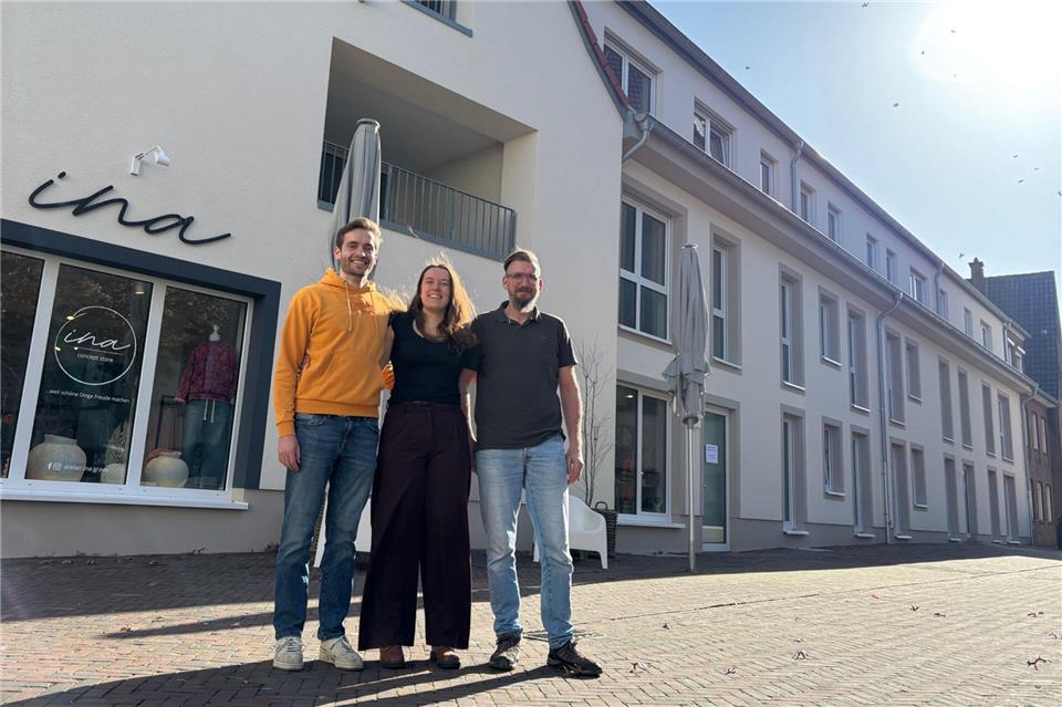 Linus und Luzie Liesenklas, Sohn und Tochter von Sabine Tönnes, und Bauleiter Ralf Beckmann vor dem bezugsfertigen Gebäude am Kirchplatz. Die nächste Generation soll mal ihren Betrieb übernehmen, betont Sabine Tönnes.