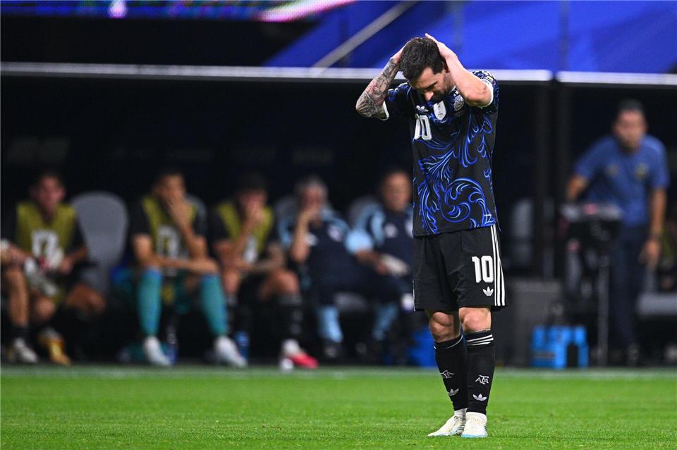 Lionel Messi ärgert sich nach dem Gegentreffer.Tom Weller/dpa