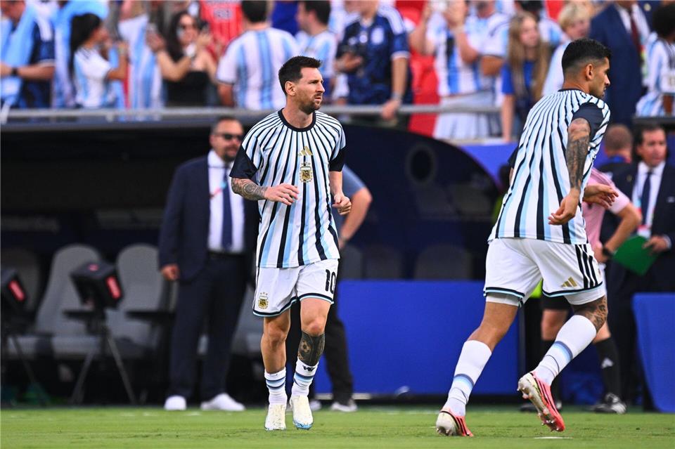 Lionel Messi beim Aufwärmen vor dem Duell mit Algerien.Tom Weller/dpa
