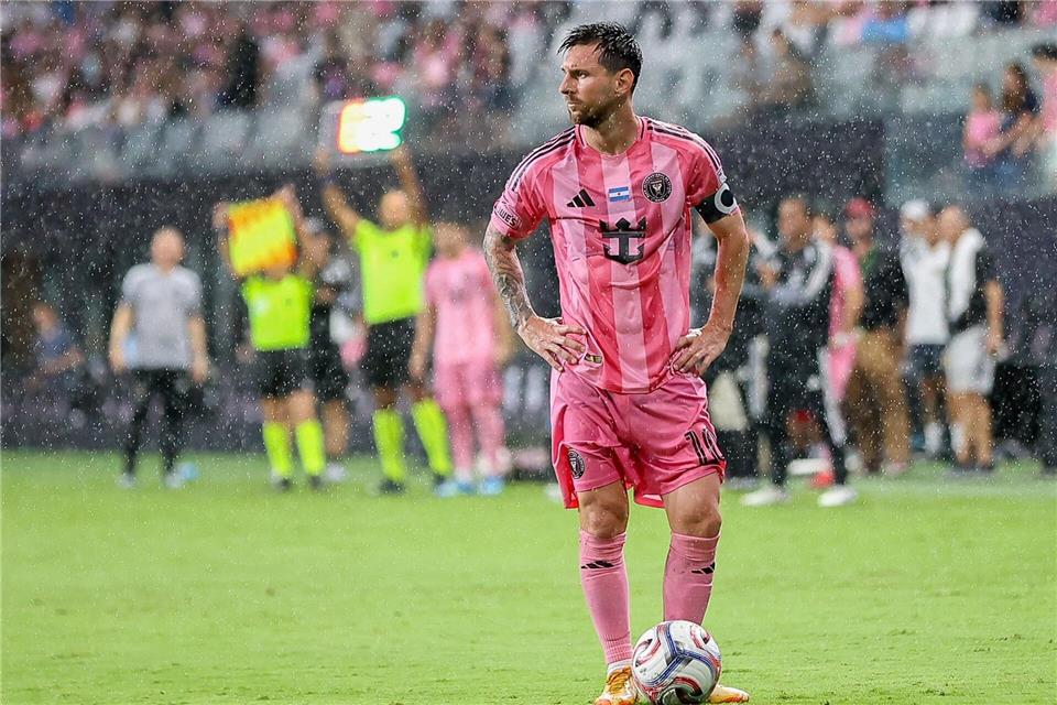 Lionel Messi ging angeschlagen vom Platz.Chris Arjoon/ZUMA Press Wire/dpa