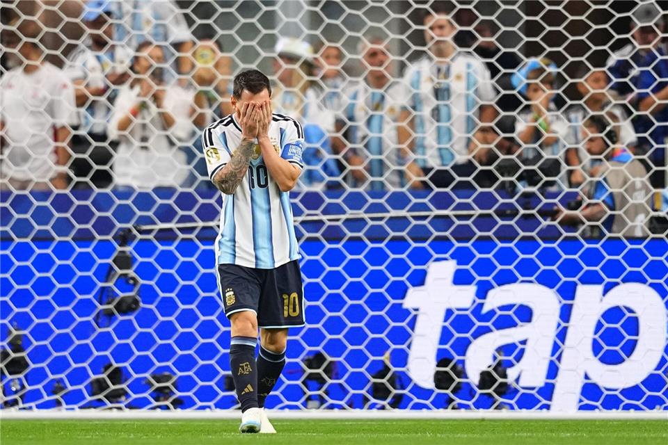 Lionel Messi kann es selbst kaum glauben: Er hat gegen Österreich einen Elfmeter verschossen.Julio Cortez/AP/dpa