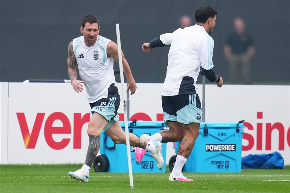 Lionel Messi konnte das Abschlusstraining mit seinen Kollegen absolvieren - Spanien sagte die letzte Einheit wegen des Gewitters ab.Abbie Parr/AP/dpa