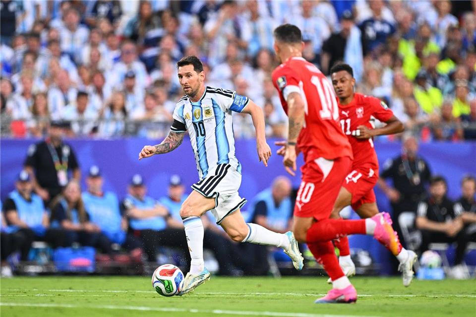 Lionel Messi (l.) und seine Argentinier stehen im Halbfinale.Tom Weller/dpa