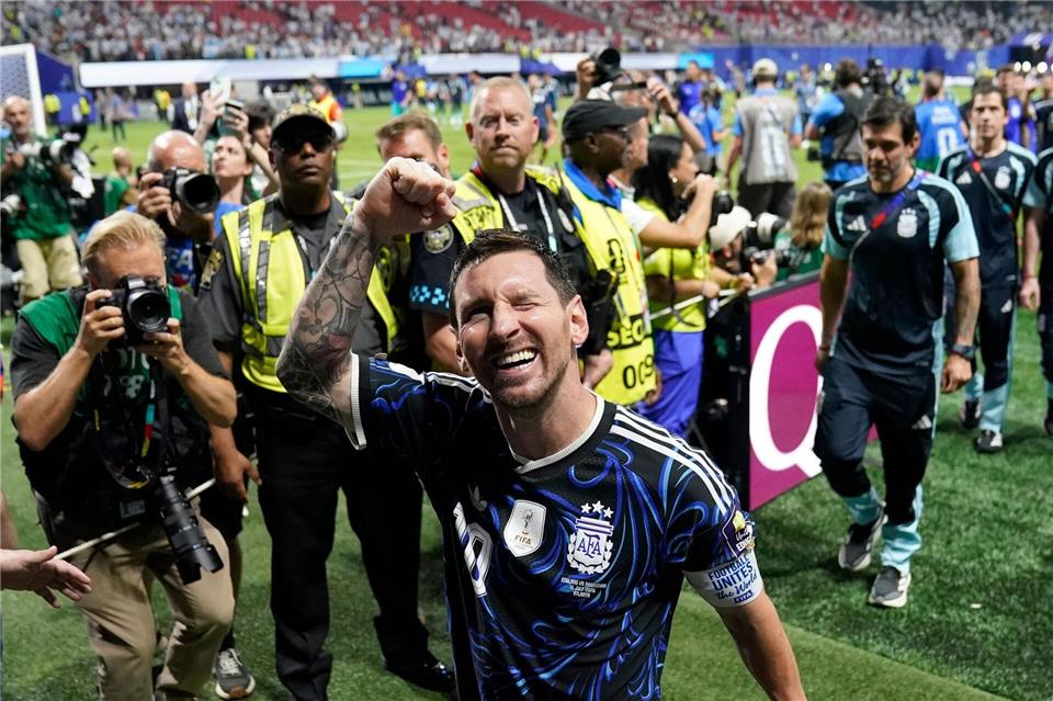 Lionel Messi lässt sich feiern. Jacob Kupferman/AP/dpa