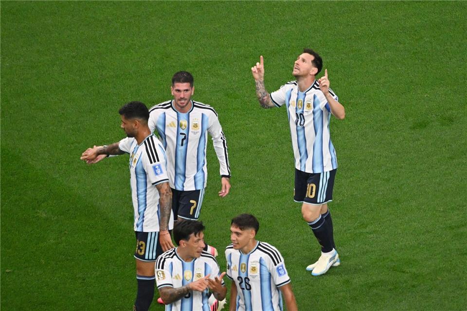 Lionel Messi (r.) nach seinem WM-Rekordtor.Jessica Tobias/AP/dpa