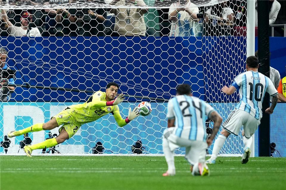 Lionel Messi (r) verschießt einen Elfmeter, traf dann aber doch noch.Martin Rickett/PA Wire/dpa