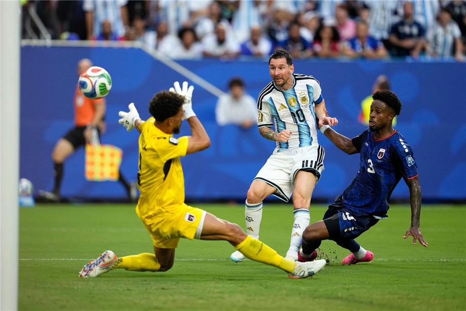 Lionel Messi schießt das 1:0 gegen Kap Verde - gegen einen WM-Helden.George Walker IV/AP/dpa