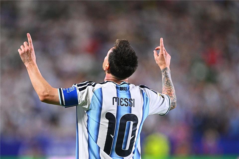 Lionel Messi trumpft wie ein Fußball-Gott auf.Tom Weller/dpa