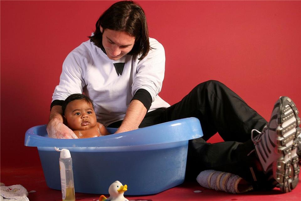 Lionel Messi und Lamine Yamal während eines Fotoshootings 2007. (Archivbild)Joan Monfort/MONFJ/AP/dpa