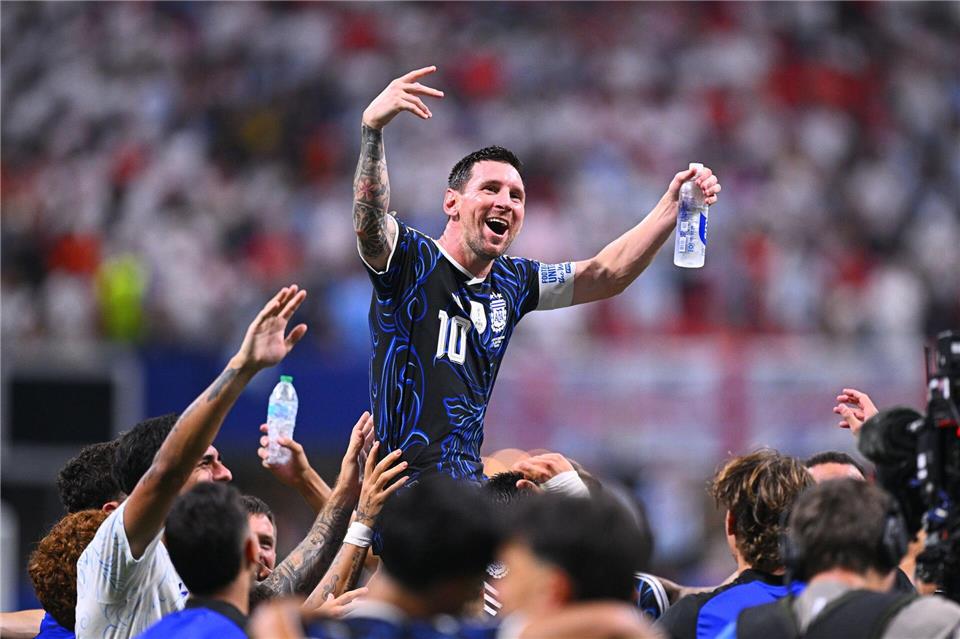 Lionel Messi wird auf Schultern getragen.Tom Weller/dpa