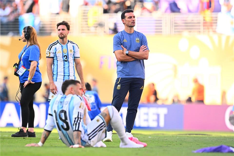 Lionel Scaloni nimmt die Finalniederlage emotional sehr mit. Tom Weller/dpa