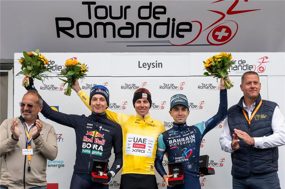 Lipowitz (l) auf dem Romandie-Podium neben Tadej Pogacar (M) und Lenny Martinez (r).Jean-Christophe Bott/KEYSTONE/dpa